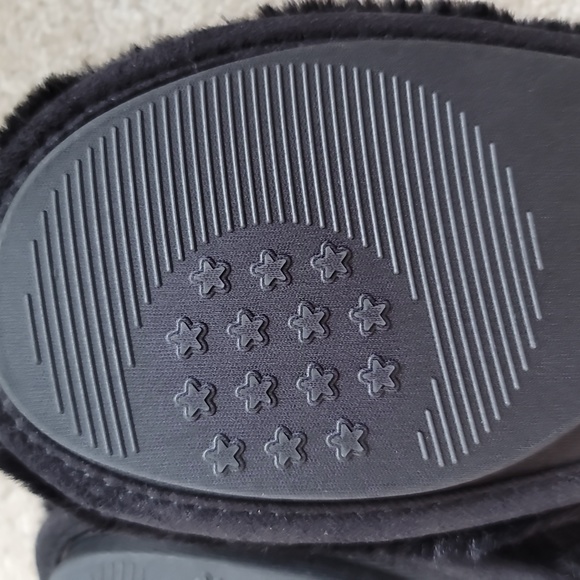 Snugleaves Black Fuzzy Slippers Size 9-10 NWT - Picture 11 of 14